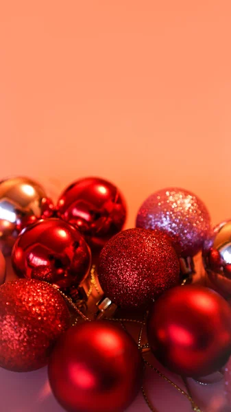 Sammlung roter Weihnachtskugeln auf rosa Hintergrund — Stockfoto