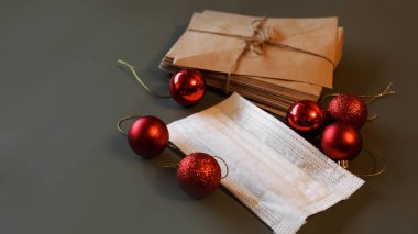 Tıbbi maskeli ve kırmızılı Noel zarfları