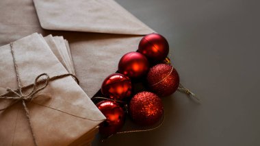 Noel kompozisyonu. Zarflar ve kırmızı toplar