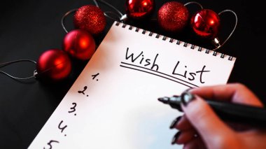 Siyah arkaplan üzerine noel topları içeren defter