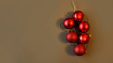 Kahverengi-gri arka planda kırmızı noel topları, boşluğu kopyala
