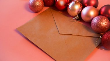 El işi kağıdından bir zarf. Üzerinde pembe ve kırmızı toplar var.