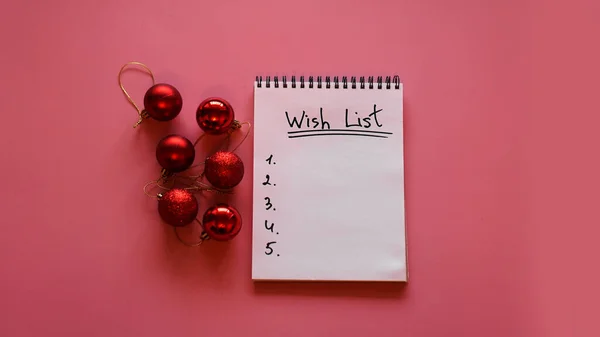 Cuaderno sobre fondo rosa con bolas de Navidad —  Fotos de Stock