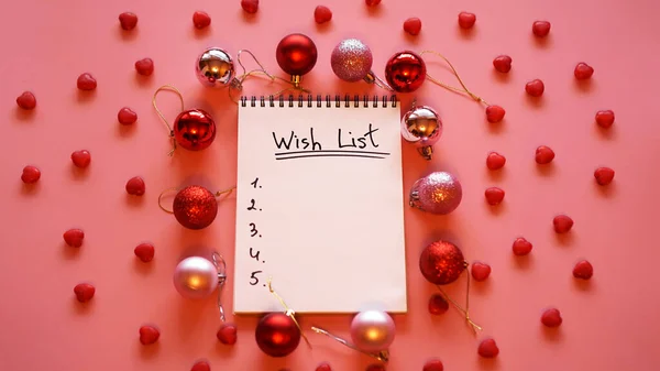 Cuaderno sobre fondo rosa con bolas de Navidad —  Fotos de Stock