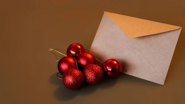 Composición navideña. Sobre artesanal y bolas rojas — Foto de Stock
