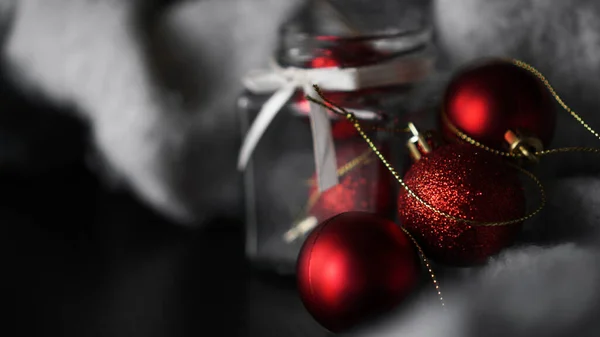 Pequeñas bolas rojas de Navidad en un frasco de vidrio —  Fotos de Stock