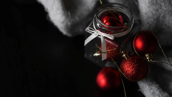 Pequenas bolas de Natal vermelhas em um frasco de vidro — Fotografia de Stock
