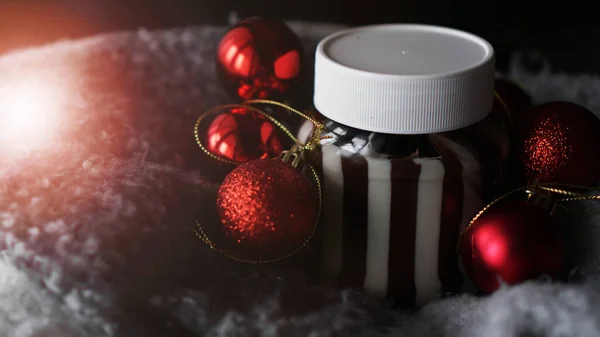 Sladká čokoláda krém ve sklenici na vánoční pozadí — Stock fotografie