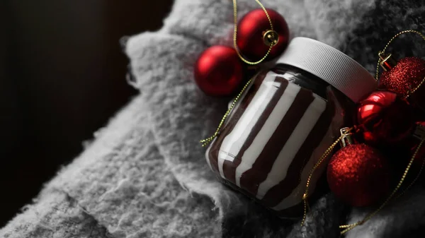 Süße Schokoladencreme im Glas vor weihnachtlichem Hintergrund — Stockfoto