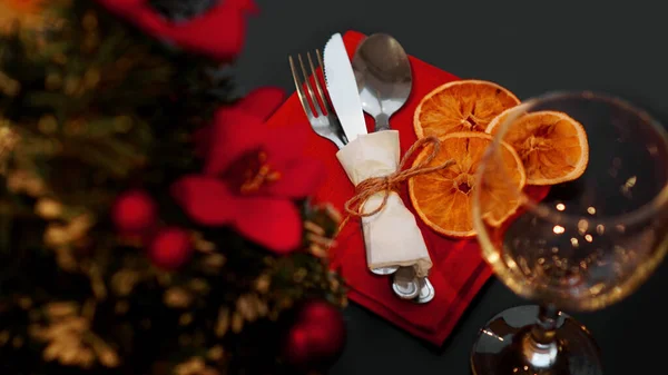 Setting for festive Christmas dinner on black table with decoration — Stock Photo, Image