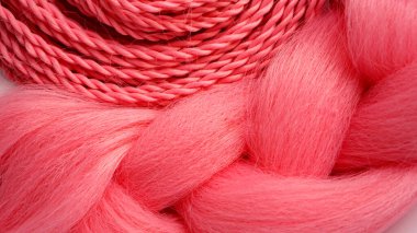 Pembe Kanekalon beyaz bir arkaplanda asılı duruyor