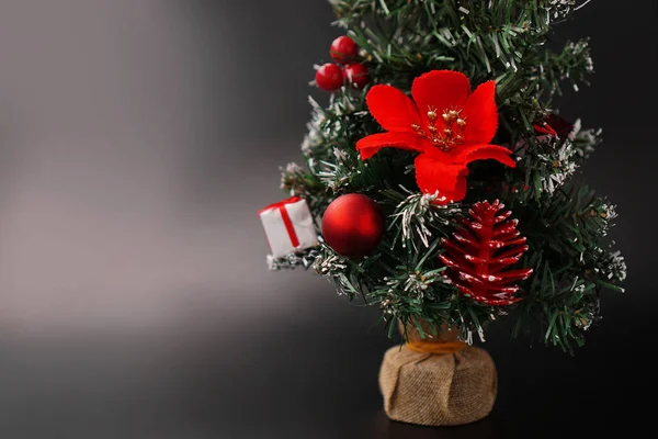 Natal decorado e Ano Novo árvore artificial com bolas vermelhas em preto — Fotografia de Stock