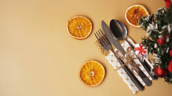 Setting for festive Christmas dinner on gold table with decoration — Stock Photo, Image