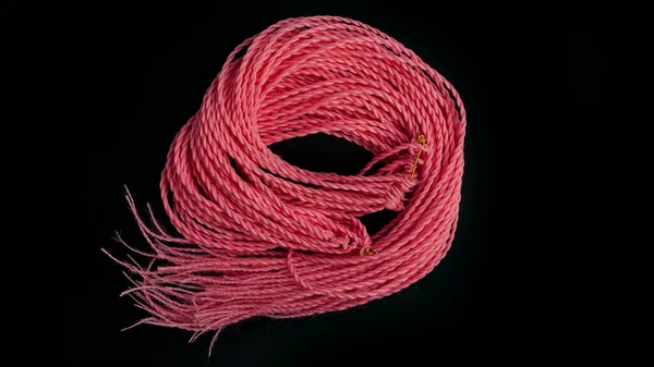 Trenzas sintéticas de doble extremo y rastas rosadas — Foto de Stock
