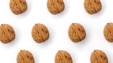 Cevizler beyaz sıralarda yatar. Üst görünüm