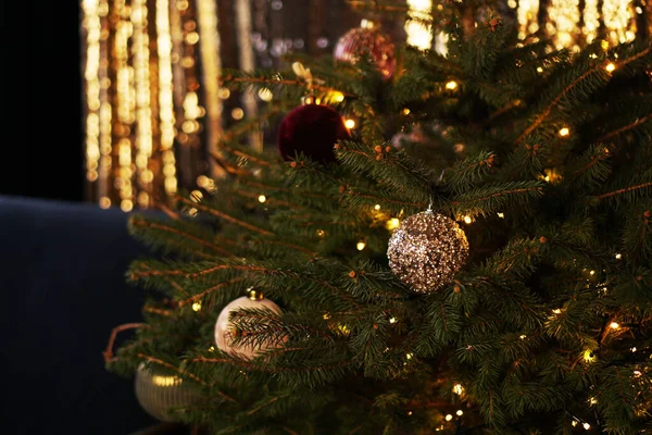 Año Nuevo 2021. Navidad hermosas luces bokeh sobre fondo de oro oscuro — Foto de Stock