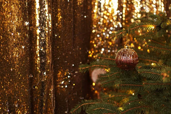 Kerstmis donkere glans achtergrond met gouden luxe decoraties — Stockfoto