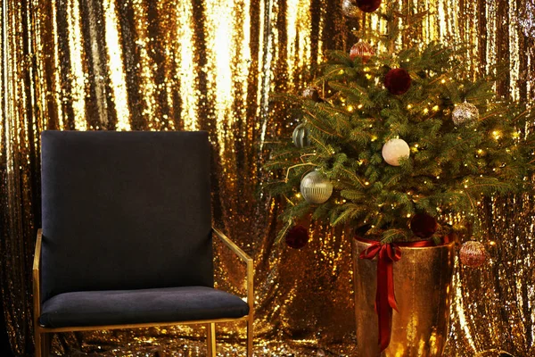 Interior de Ano Novo. Árvore de Natal com decorações de ouro. — Fotografia de Stock