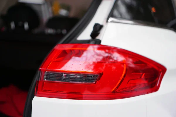 Carro branco com farol e porta aberta — Fotografia de Stock