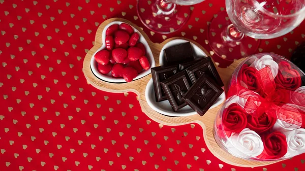 Kalp şeklinde tabakta çikolata ve tatlı. Tarih için şölen tablosu ayarları — Stok fotoğraf