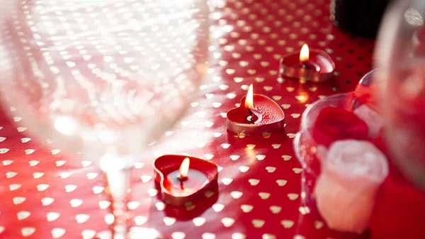 Kerzen zum Valentinstag, Tisch mit festlichem roten Hintergrund — Stockfoto