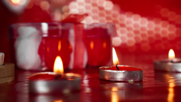 Velas para dia dos namorados, mesa com fundo vermelho festivo — Fotografia de Stock