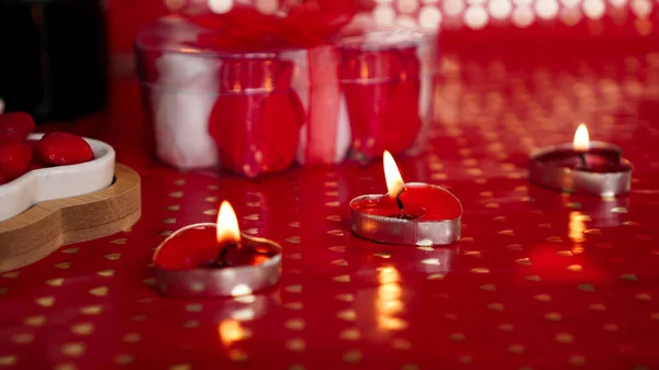 Candles for valentines day, table with festive red background — Stock Photo, Image