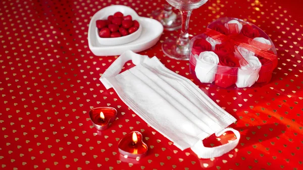 Mesa conceitual do dia dos namorados. jantar romântico com máscara médica — Fotografia de Stock