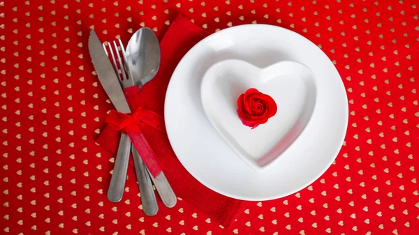 休日のテーブルのロマンチックな装飾-赤の背景 — ストック写真