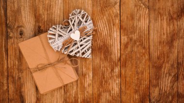 Kraft kağıdından bir sürü zarf. El yapımı beyaz bir kalple iple bağlanmış.