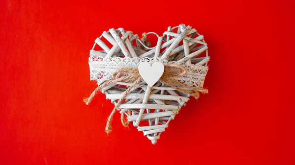 Bílá ruka dělal srdce na červeném pozadí s kopírovacím prostorem. Valentines day concept — Stock fotografie
