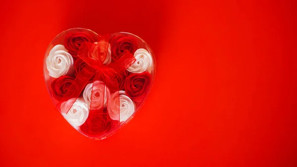 Valentýn dárek na červeném pozadí. Koncept lásky — Stock fotografie