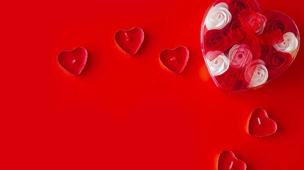 Regalo de San Valentín sobre fondo rojo. El concepto de amor —  Fotos de Stock