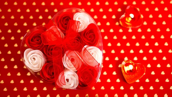 Regalo di San Valentino su sfondo rosso. Il concetto di amore — Foto Stock