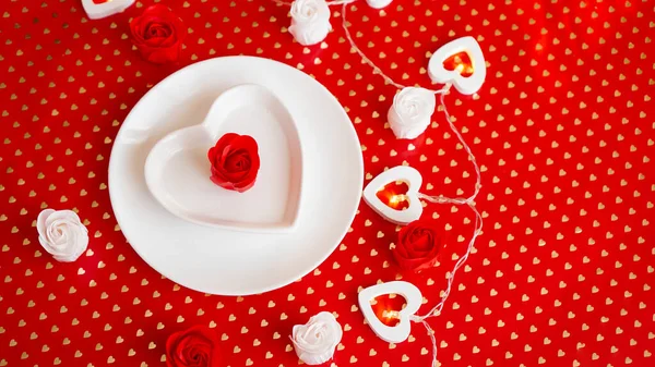 Placera inställningen i rött och vitt - för alla hjärtans dag eller andra evenemang — Stockfoto