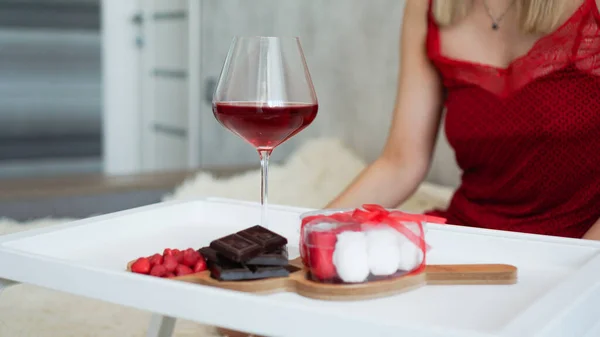Завтрак для девушки. День Святого Валентина. Вино и сладости на подносе — стоковое фото