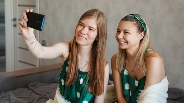 Belle ragazze felici scattare selfie con smartphone al pigiama party — Foto Stock
