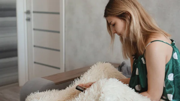 Женщина в постели с помощью смартфона дома в спальне — стоковое фото