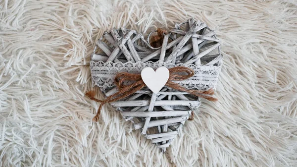 Ročník ručně vyrobené srdce na měkké bílé přikrývce. Romantický koncept — Stock fotografie