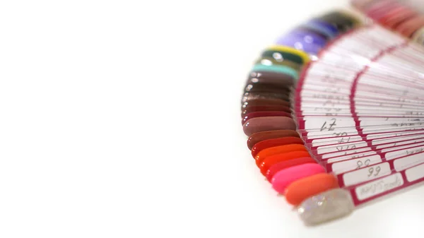 Tavolozza di disegni di unghie di colori diversi con smalto gel su punte bianche — Foto Stock