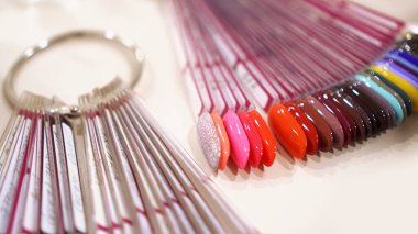 Beyaz uçlu jöle ile farklı renkte tırnak tasarımları paleti