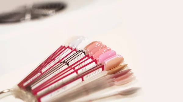 Paleta de desenhos de unhas de cores diferentes com gel polonês em uma ponta branca — Fotografia de Stock