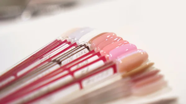 Paleta de desenhos de unhas de cores diferentes com gel polonês em uma ponta branca — Fotografia de Stock