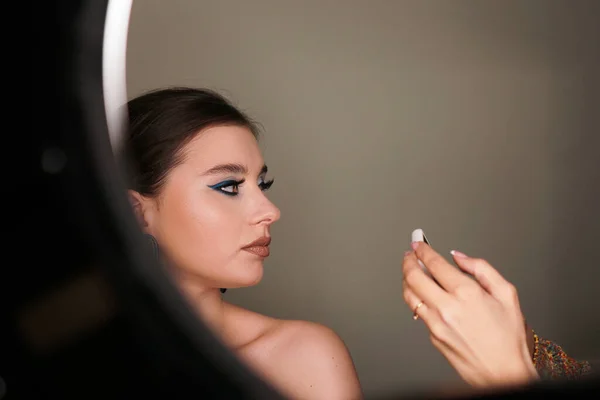 Maquillaje artista tomando foto móvil para el modelo con maquillaje — Foto de Stock