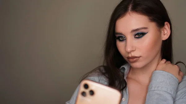 Ung attraktiv modell gör en selfie efter makeup i skönhetsstudio — Stockfoto