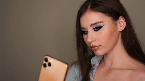 Ung attraktiv modell gör en selfie efter makeup i skönhetsstudio — Stockfoto