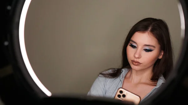 Joven modelo atractivo hacer una selfie después del maquillaje en el estudio de belleza — Foto de Stock