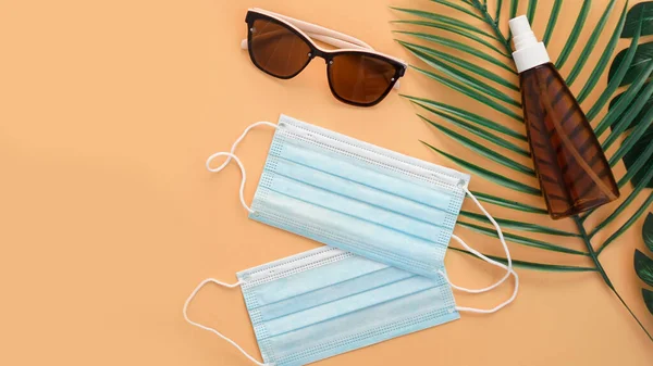 Солнечные очки, защитный крем, медицинские маски. Аксессуары для пляжа — стоковое фото