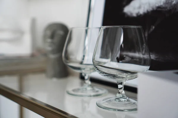 一项研究表明，在现代内饰的背景下，威士忌的空玻璃杯 — 图库照片