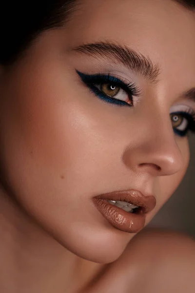 Schönheitsporträt mit professionellem blauen Make-up. Modeporträt — Stockfoto
